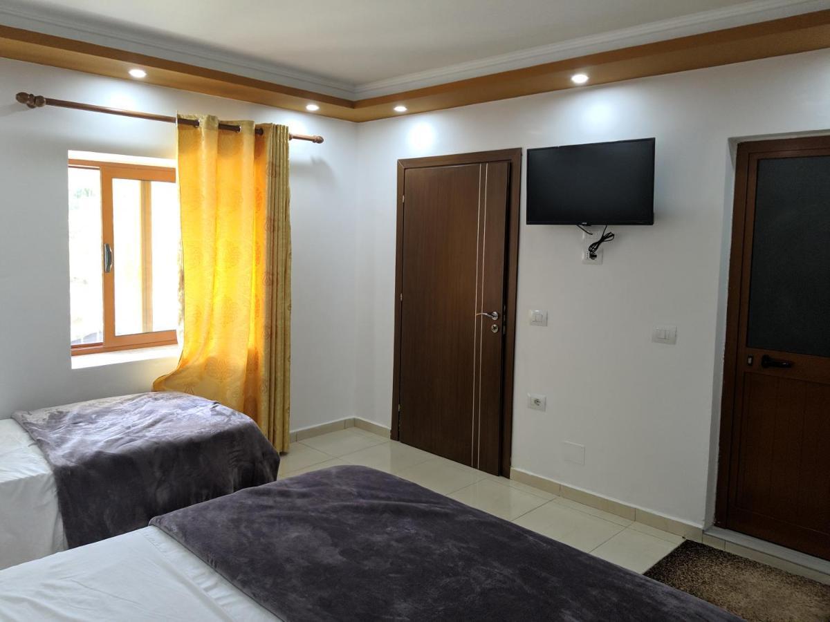Përmet Guesthouse Alvi מראה חיצוני תמונה