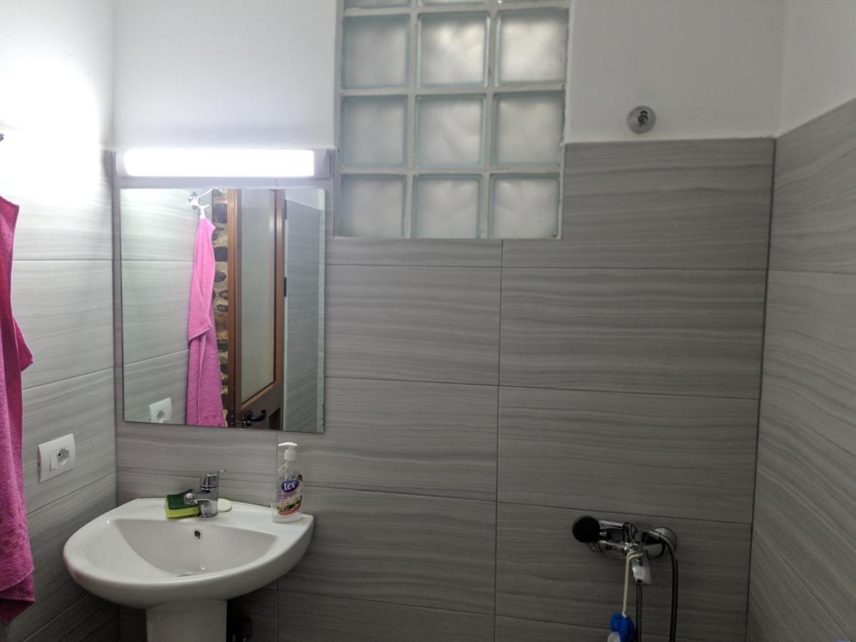 Përmet Guesthouse Alvi מראה חיצוני תמונה