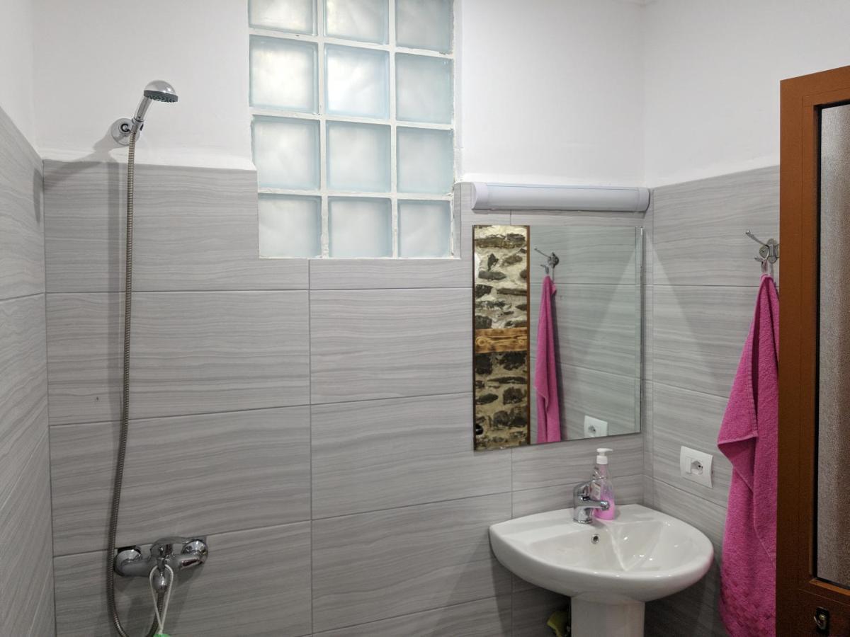 Përmet Guesthouse Alvi מראה חיצוני תמונה