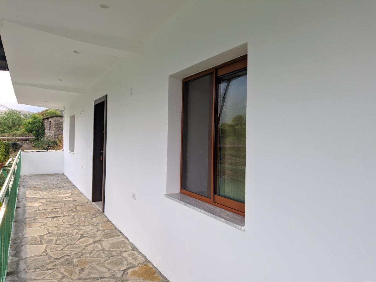Përmet Guesthouse Alvi מראה חיצוני תמונה