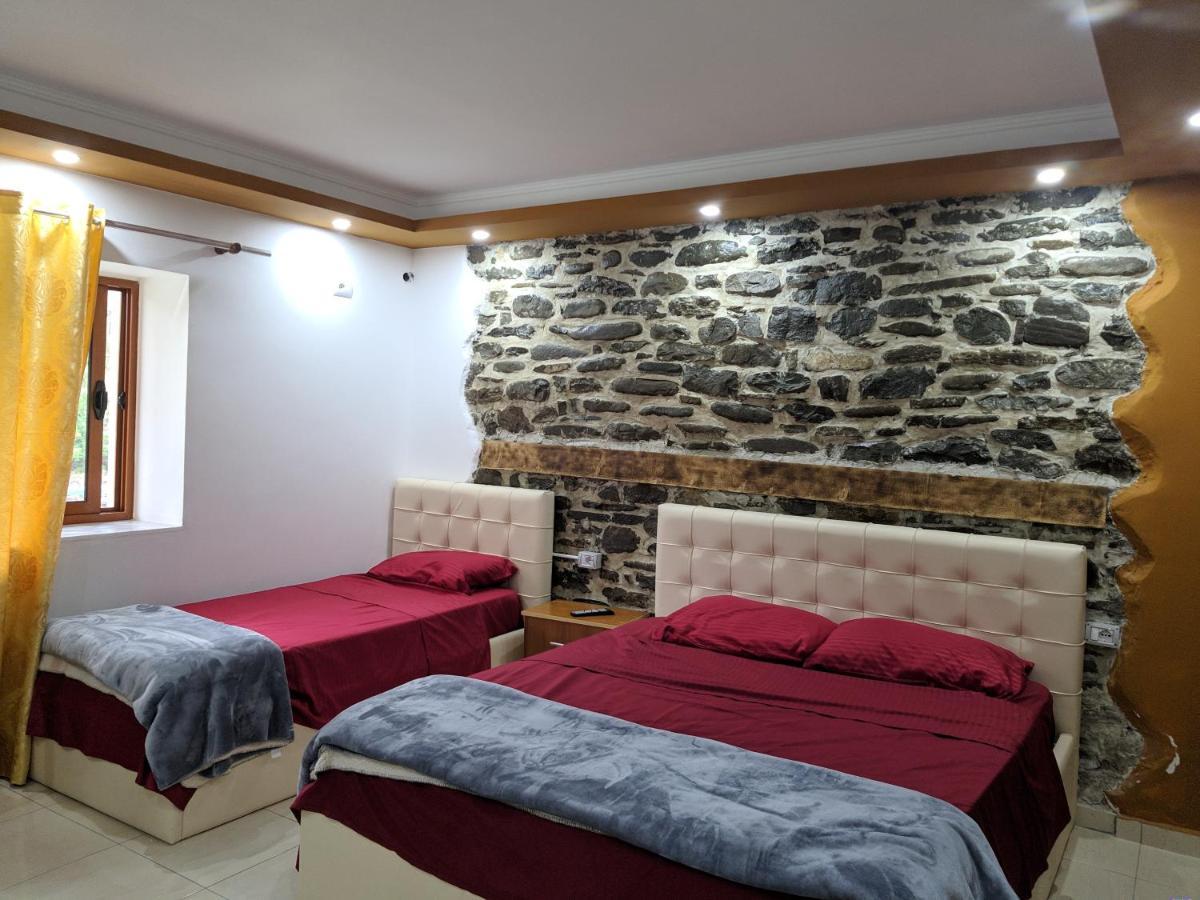 Përmet Guesthouse Alvi מראה חיצוני תמונה