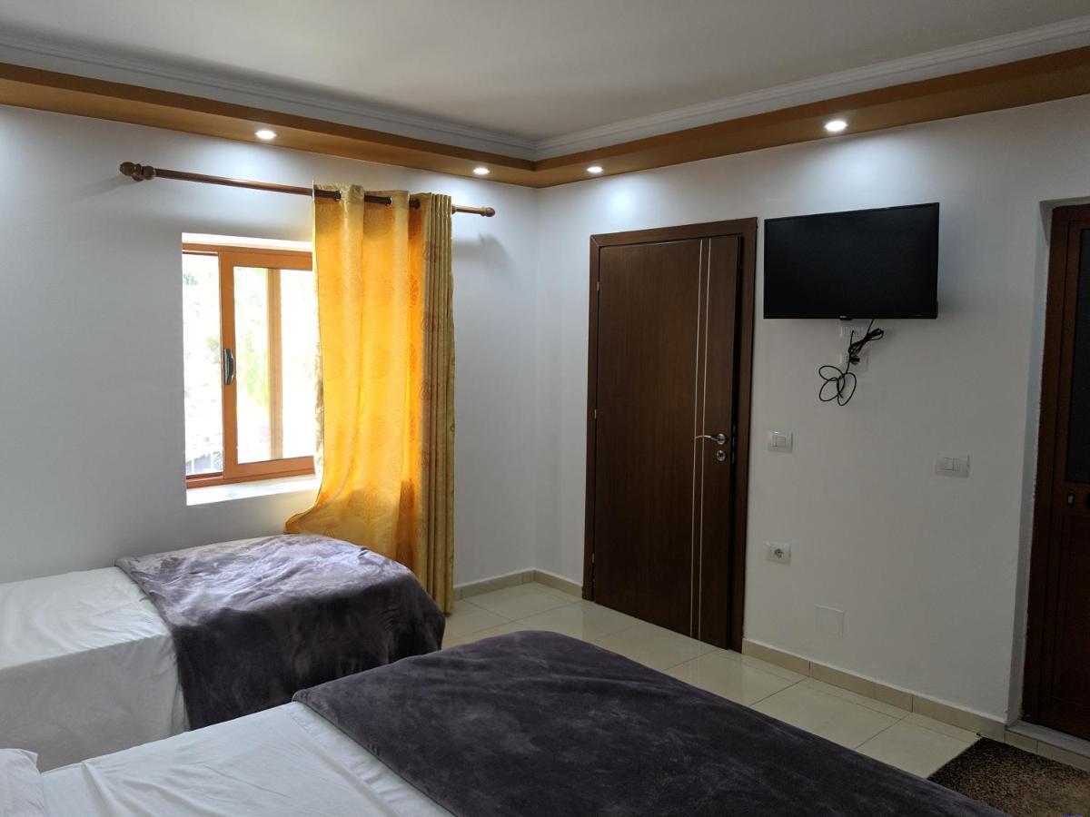 Përmet Guesthouse Alvi מראה חיצוני תמונה