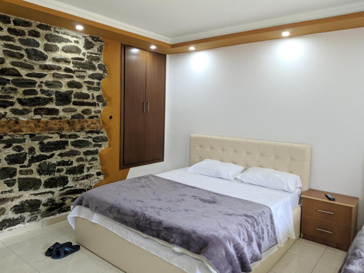 Përmet Guesthouse Alvi מראה חיצוני תמונה